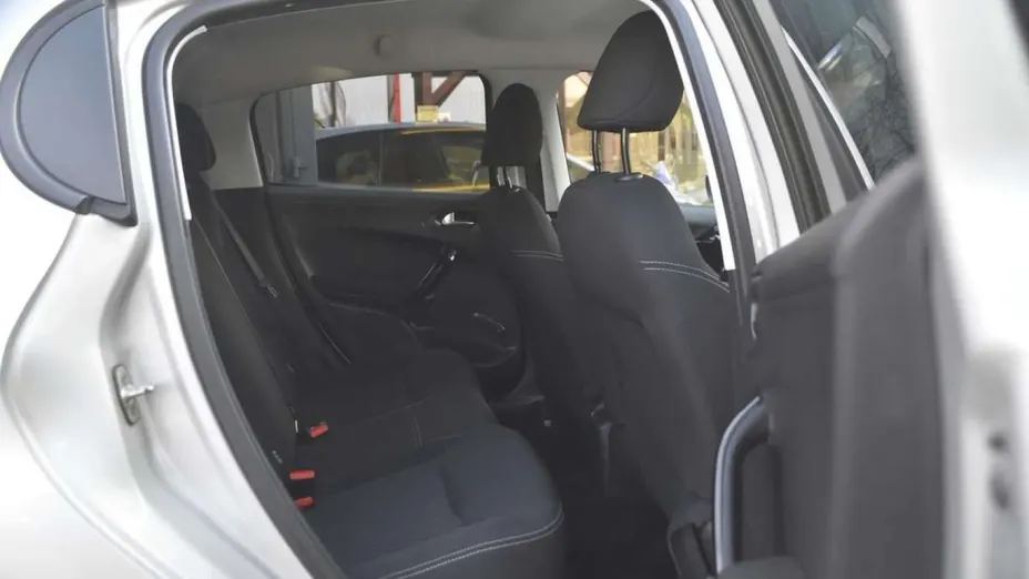 PEUGEOT 208 -