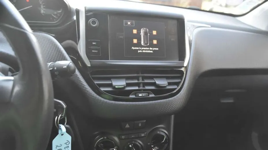 PEUGEOT 208 -