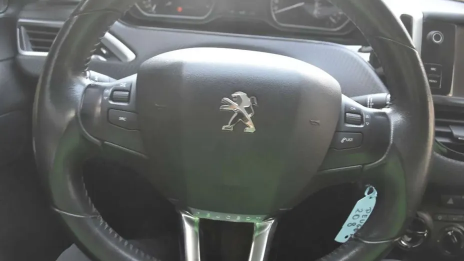 PEUGEOT 208 -