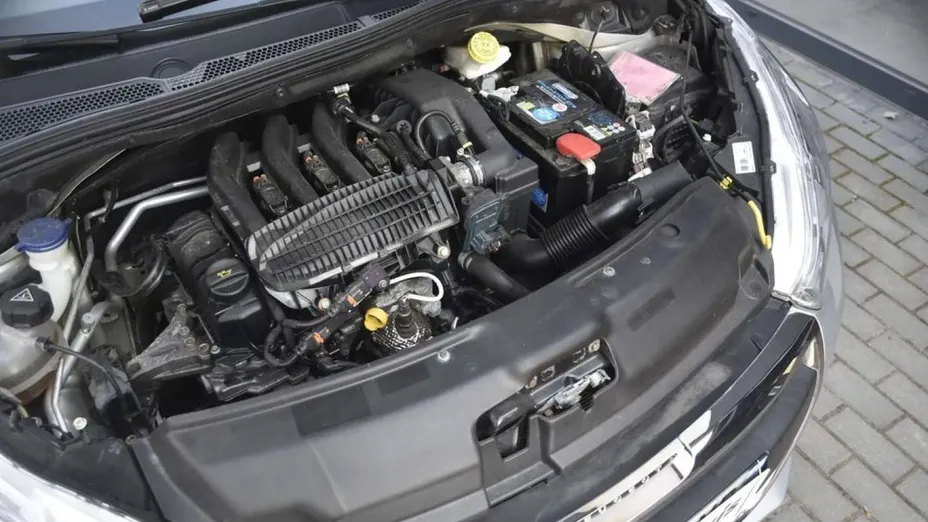 PEUGEOT 208 -