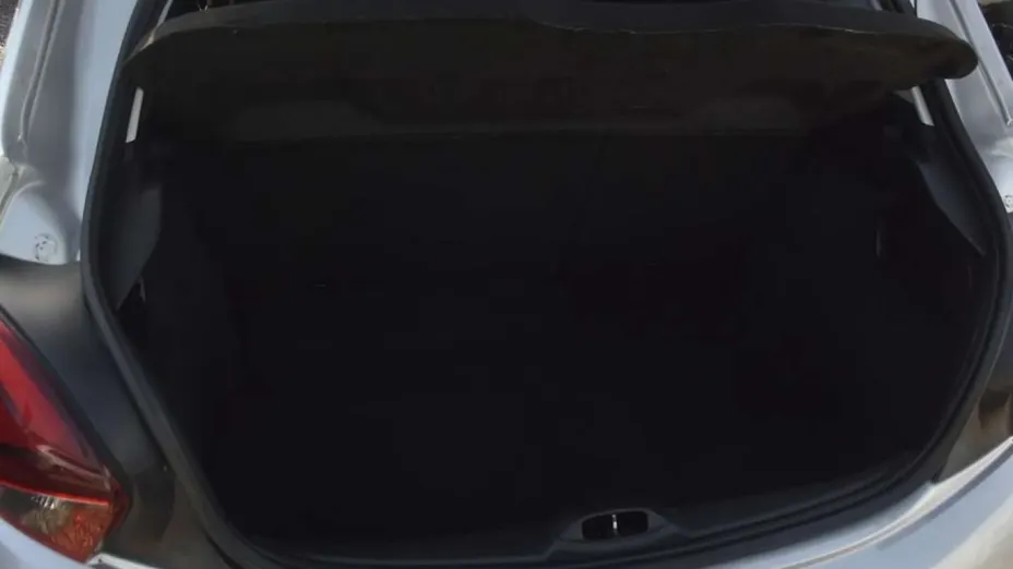 PEUGEOT 208 -