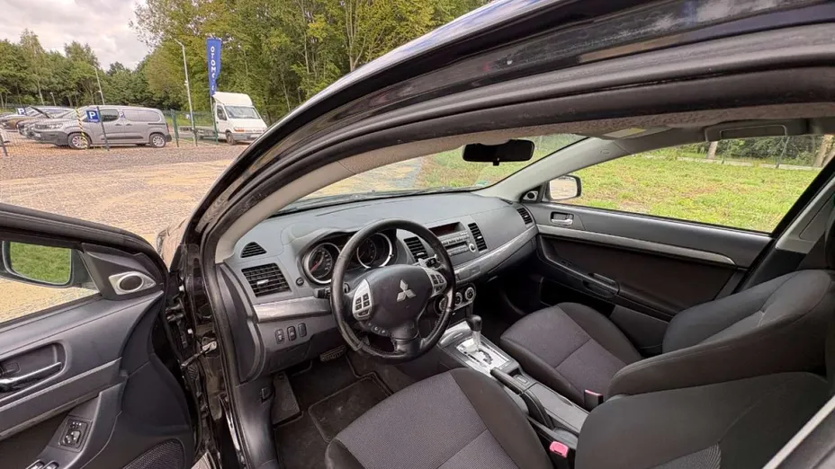 MITSUBISHI Lancer -