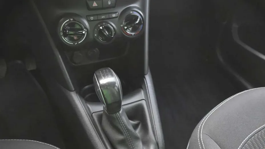 PEUGEOT 208 -