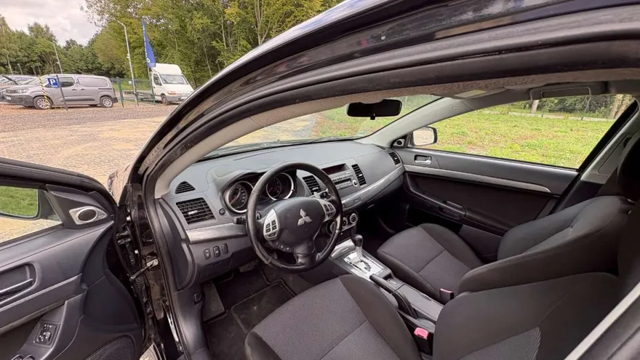 MITSUBISHI Lancer -
