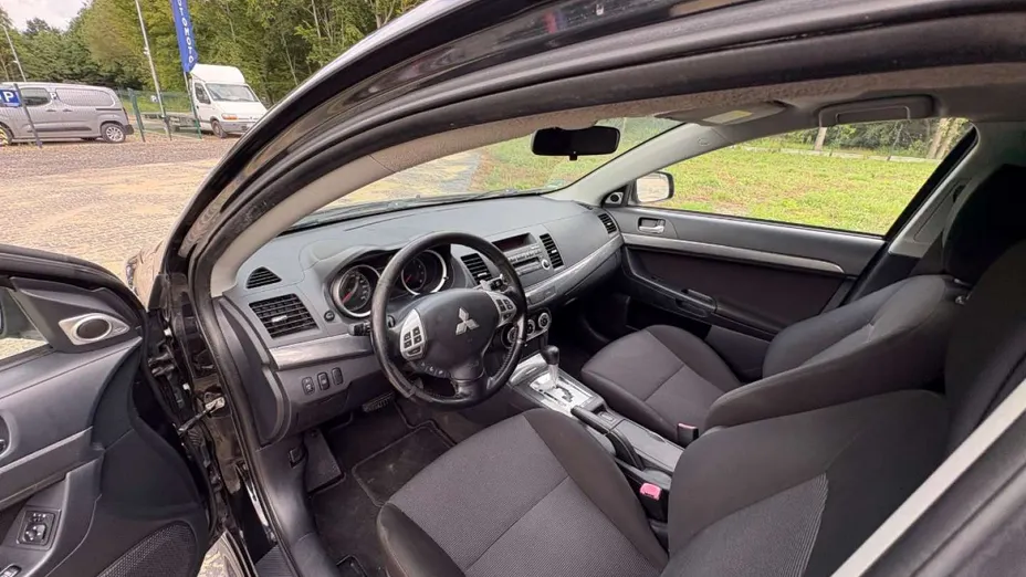 MITSUBISHI Lancer -