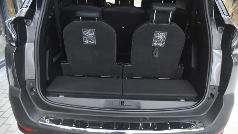 PEUGEOT 5008 -
