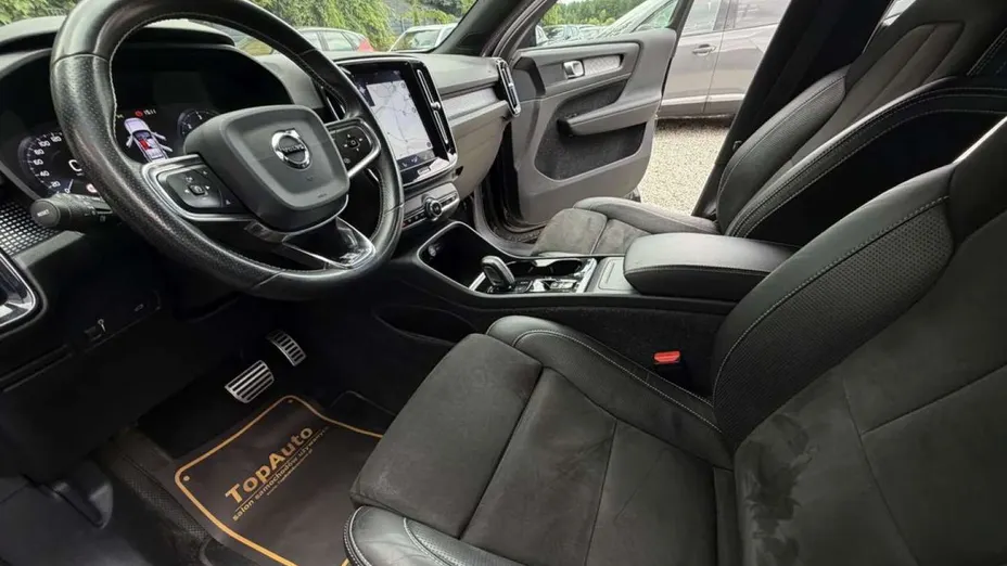 VOLVO XC40 -