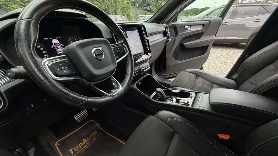 VOLVO XC40 -