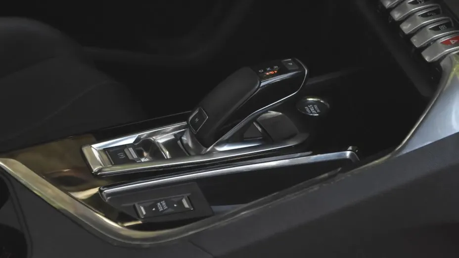 PEUGEOT 5008 -