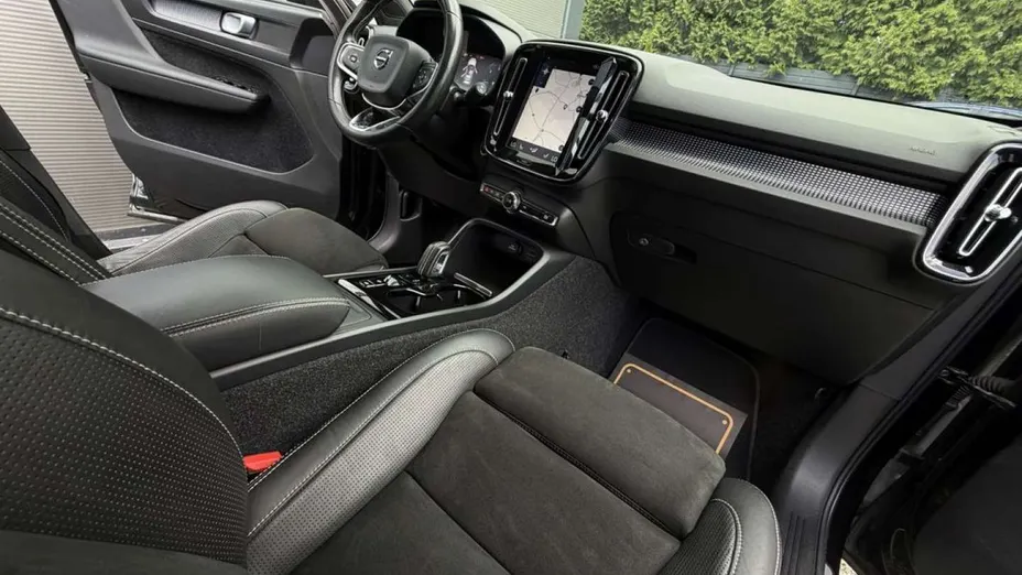 VOLVO XC40 -
