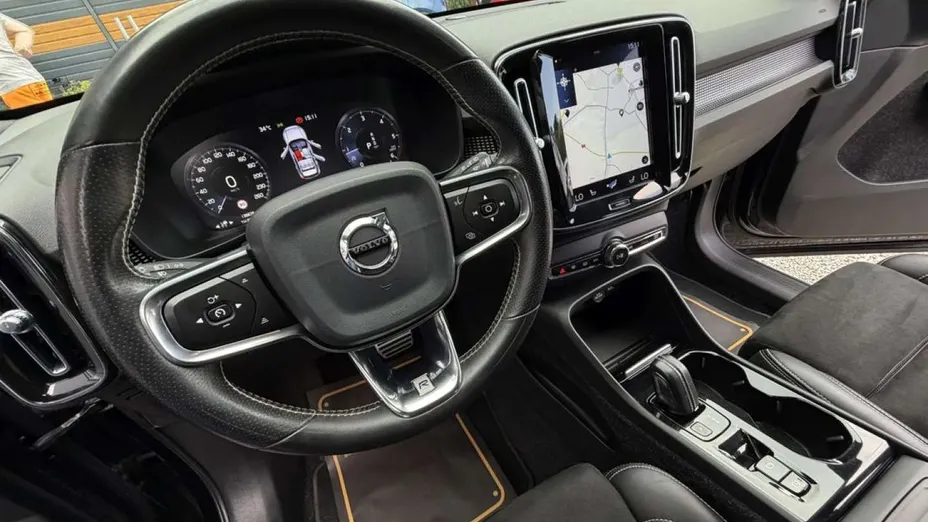 VOLVO XC40 -