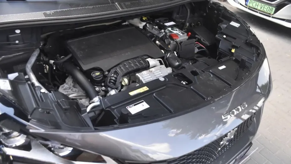 PEUGEOT 5008 -
