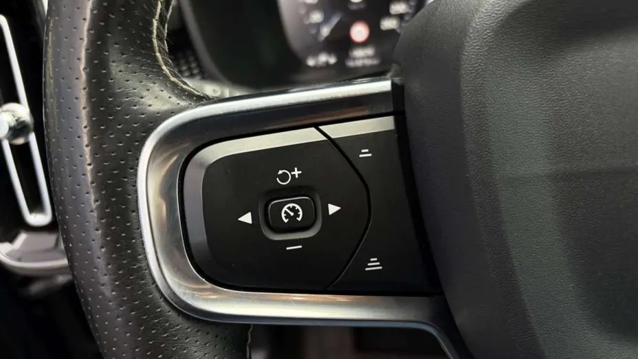 VOLVO XC40 -