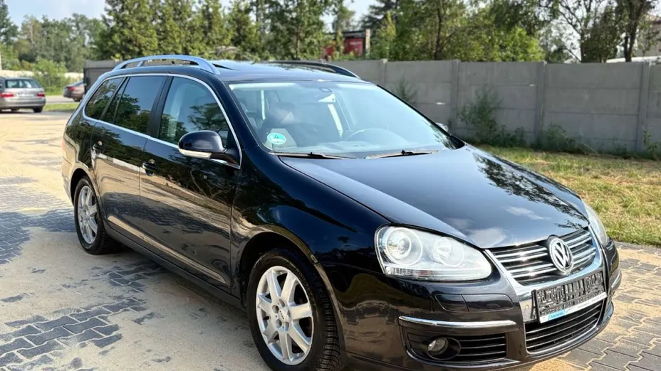 VOLKSWAGEN Golf -