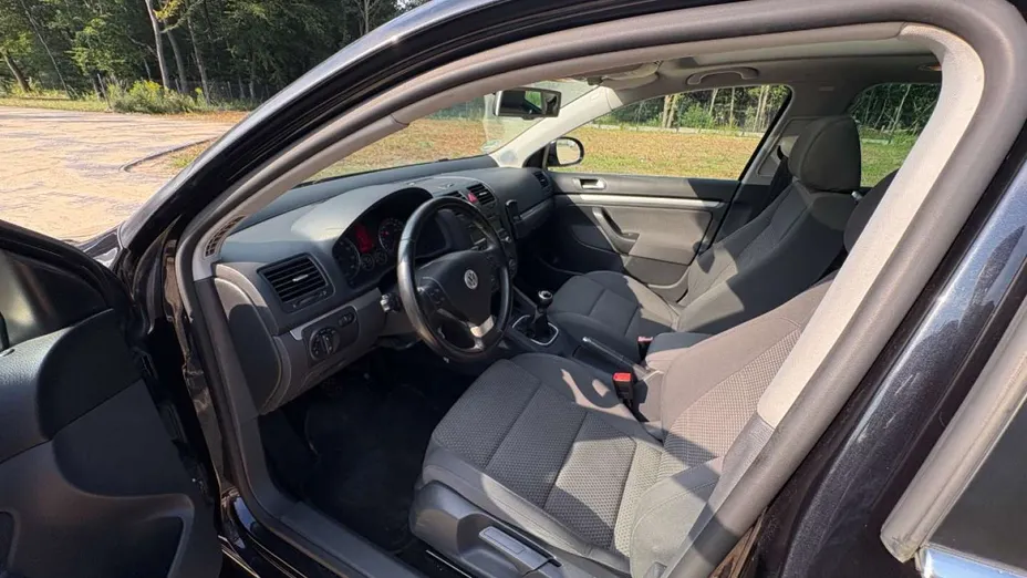 VOLKSWAGEN Golf -