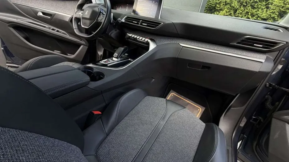 PEUGEOT 5008 -