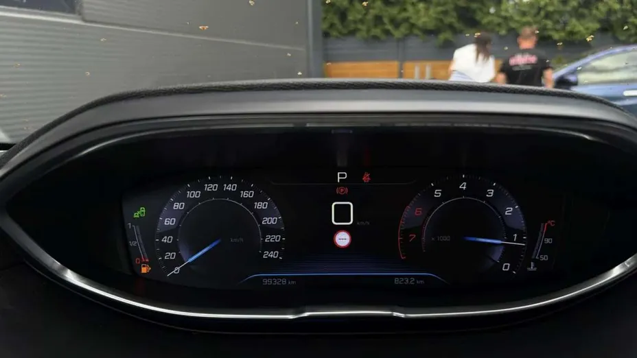 PEUGEOT 5008 -