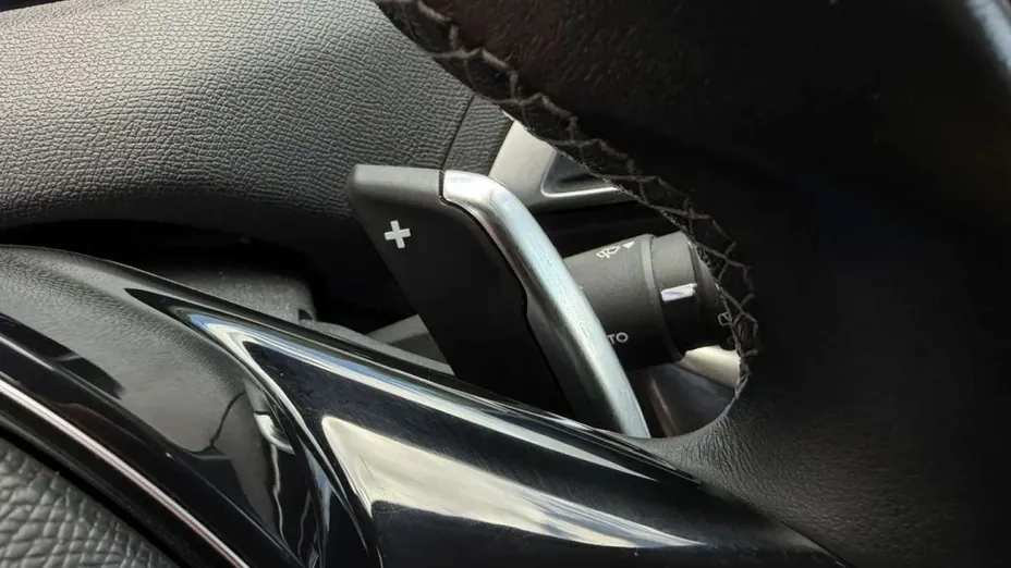 PEUGEOT 5008 -