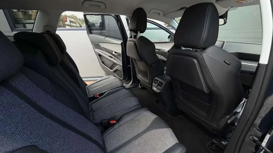 PEUGEOT 5008 -