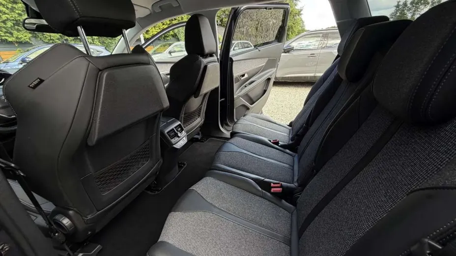 PEUGEOT 5008 -