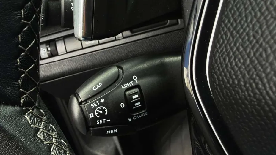 PEUGEOT 5008 -