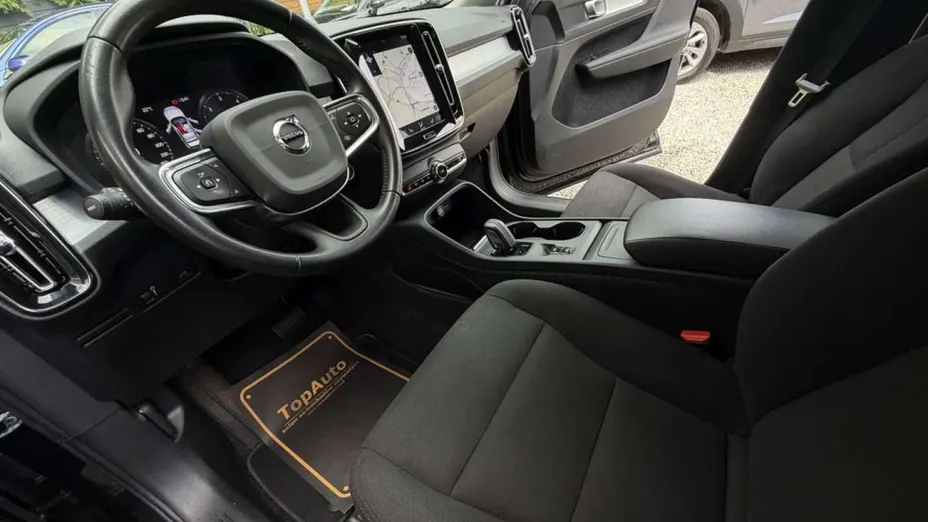 VOLVO XC40 -