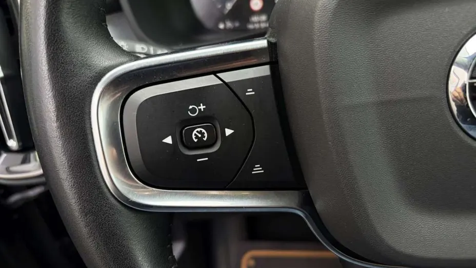 VOLVO XC40 -