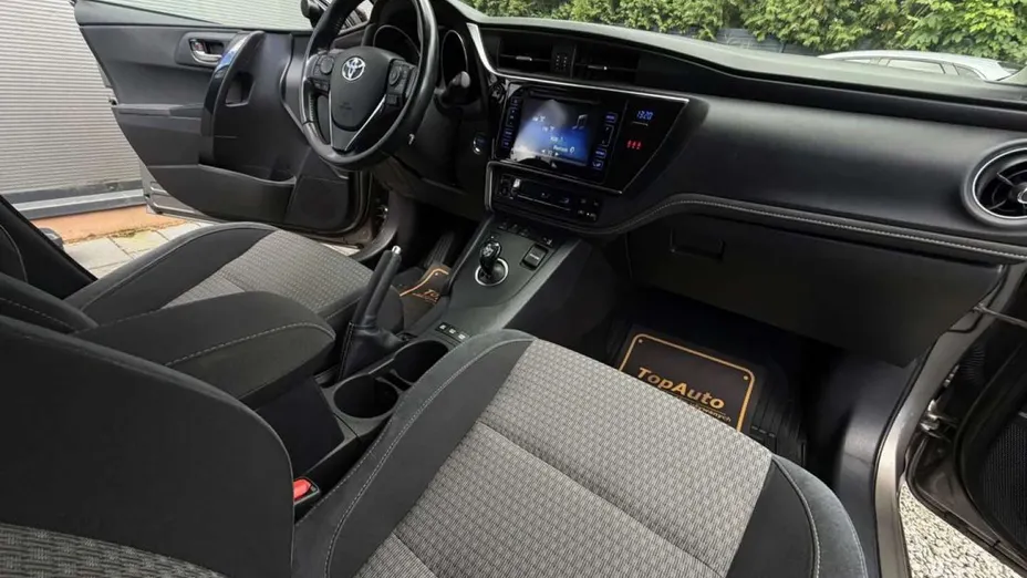 TOYOTA Auris -