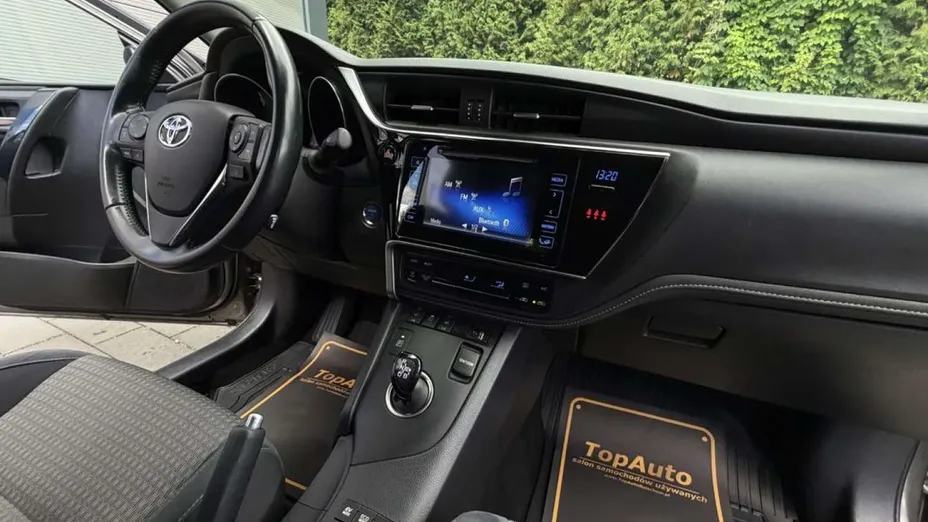TOYOTA Auris -