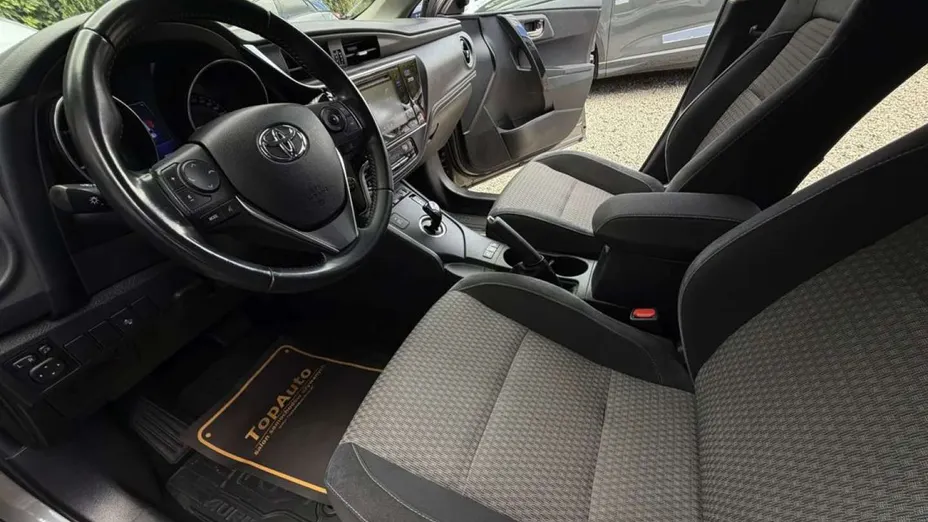 TOYOTA Auris -