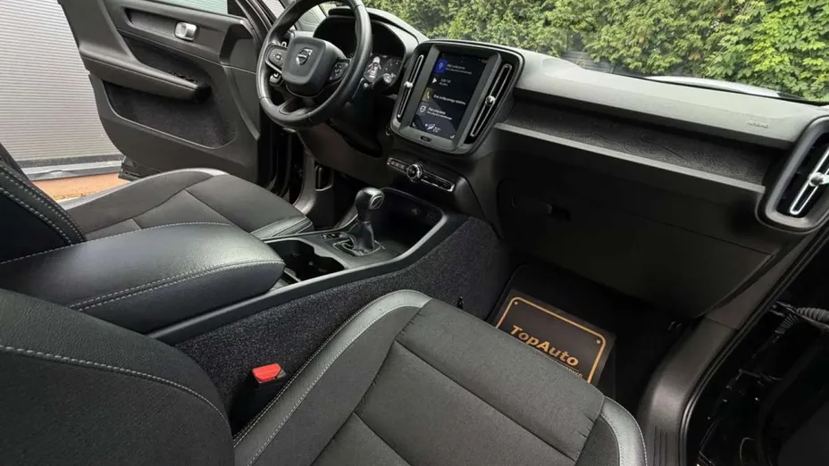 VOLVO XC40 -