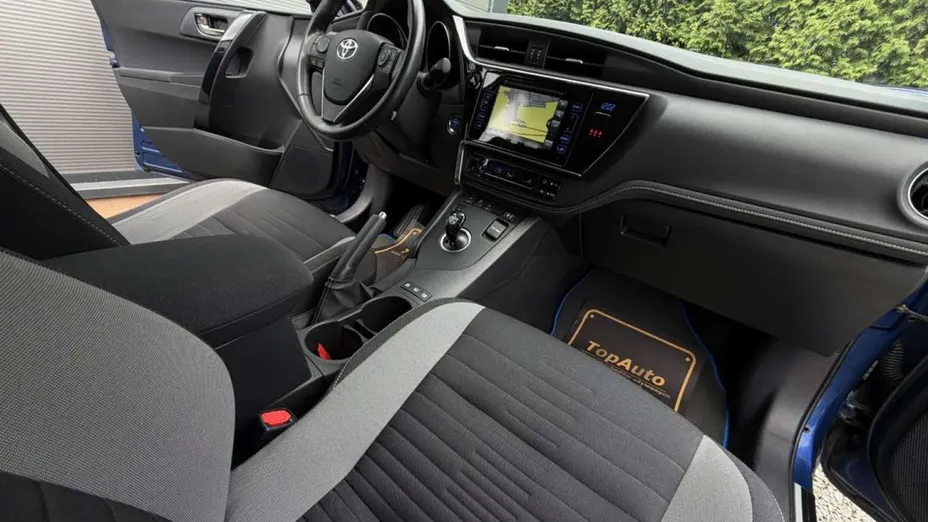 TOYOTA Auris -