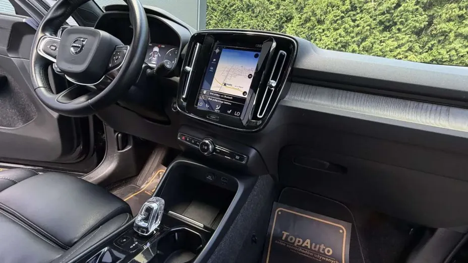 VOLVO XC40 -