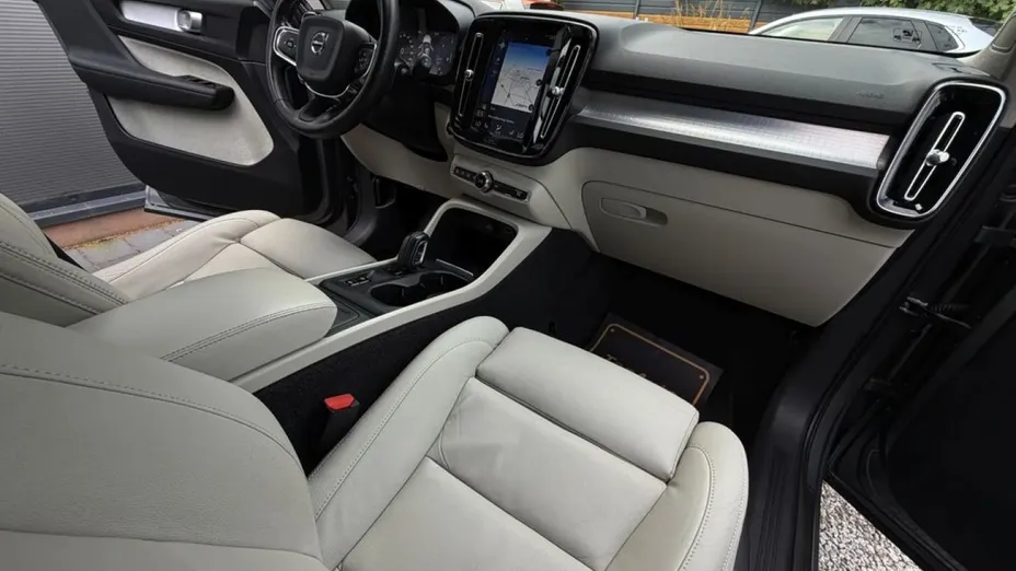 VOLVO XC40 -