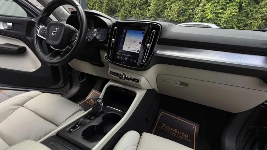 VOLVO XC40 -