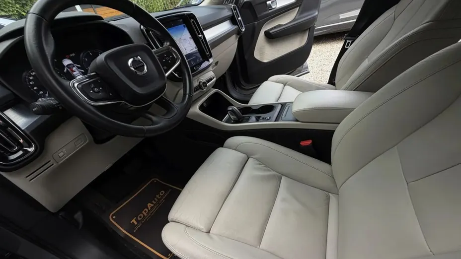 VOLVO XC40 -