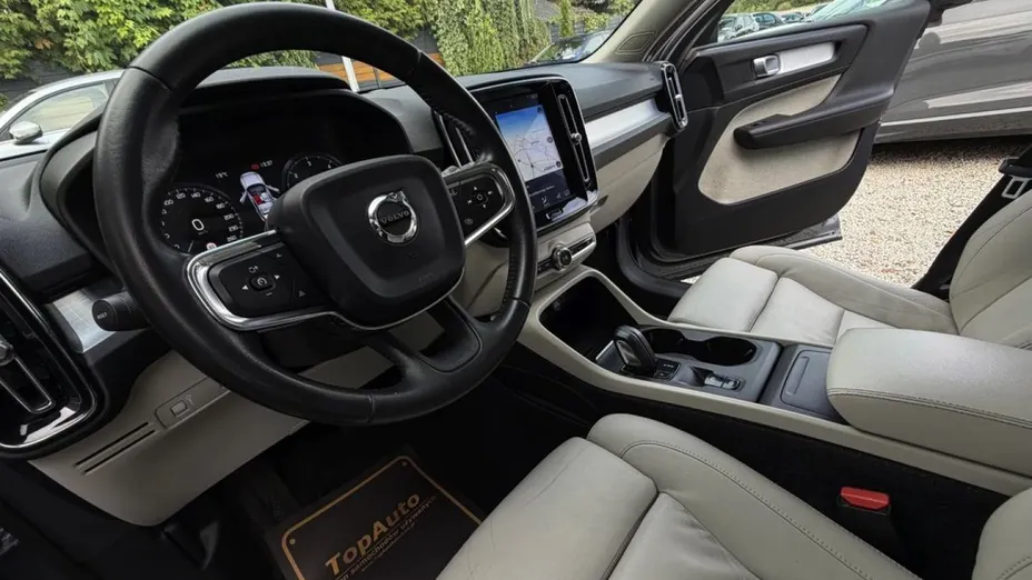 VOLVO XC40 -