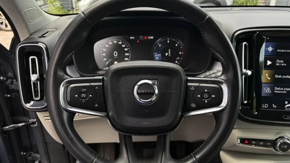 VOLVO XC40 -