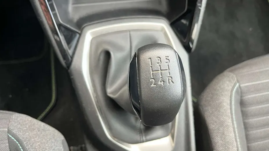 PEUGEOT 208 -