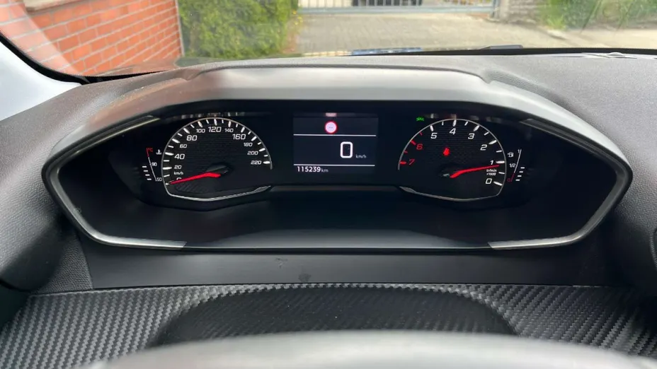 PEUGEOT 208 -