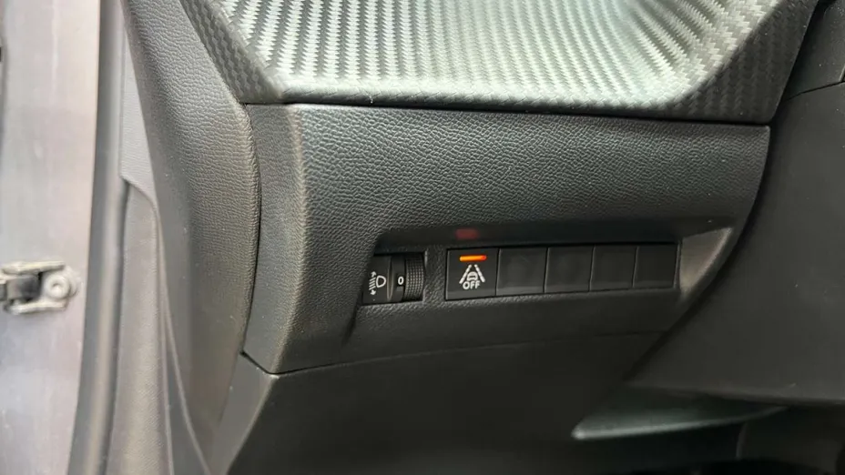 PEUGEOT 208 -
