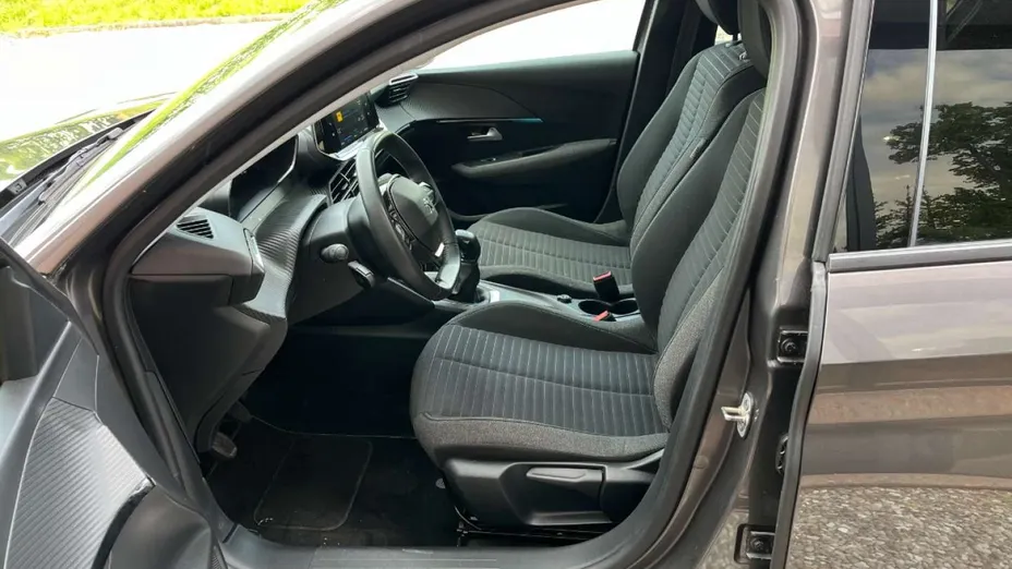 PEUGEOT 208 -
