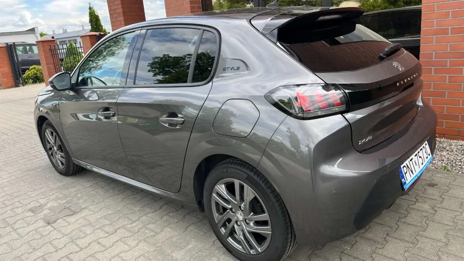 PEUGEOT 208 -