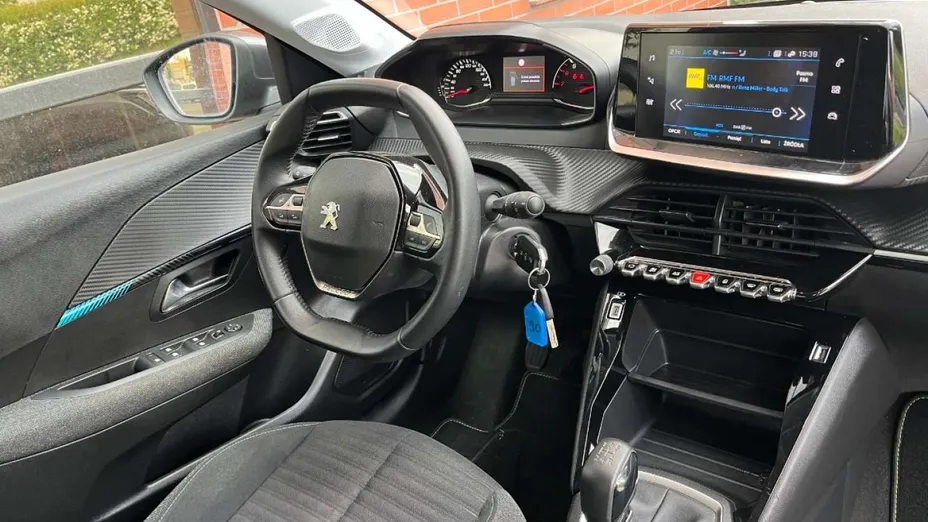 PEUGEOT 208 -