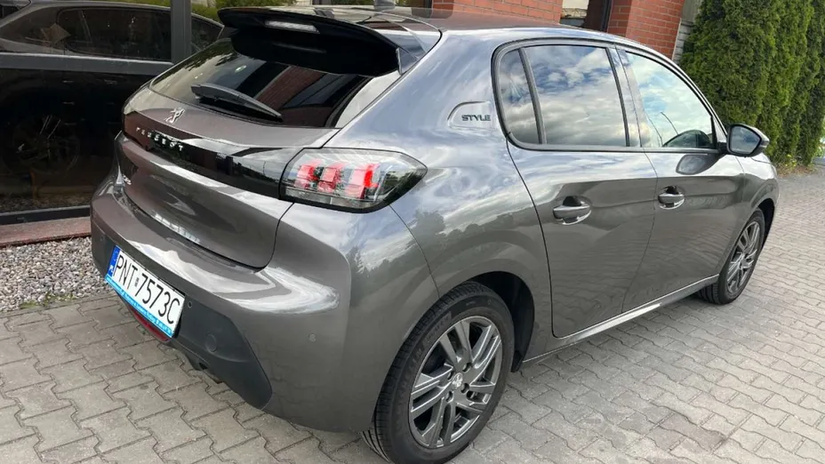 PEUGEOT 208 -