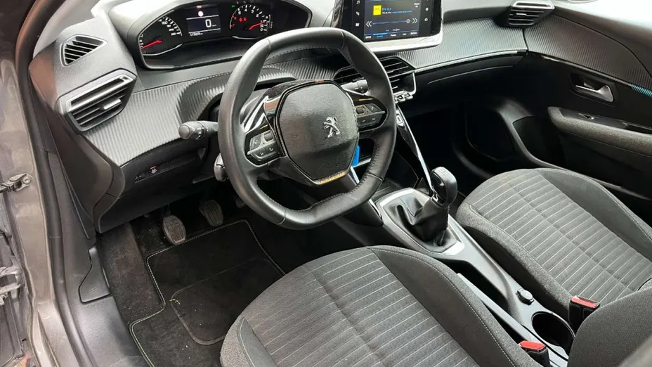 PEUGEOT 208 -