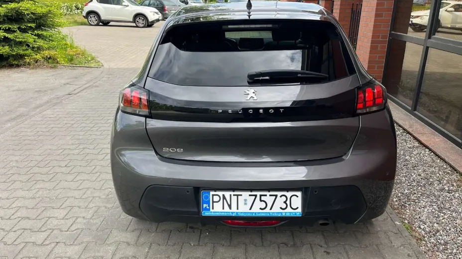 PEUGEOT 208 -