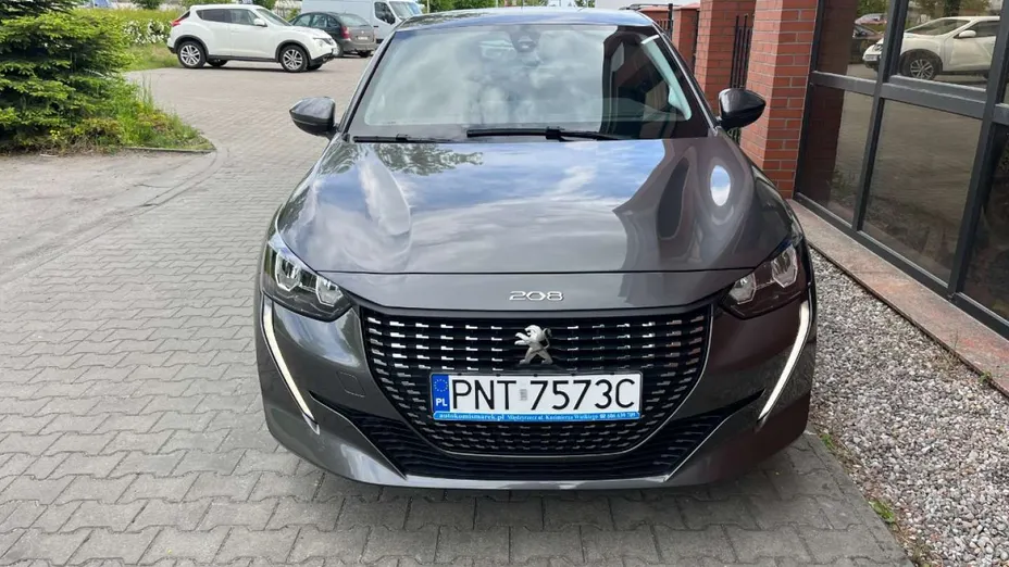 PEUGEOT 208 -