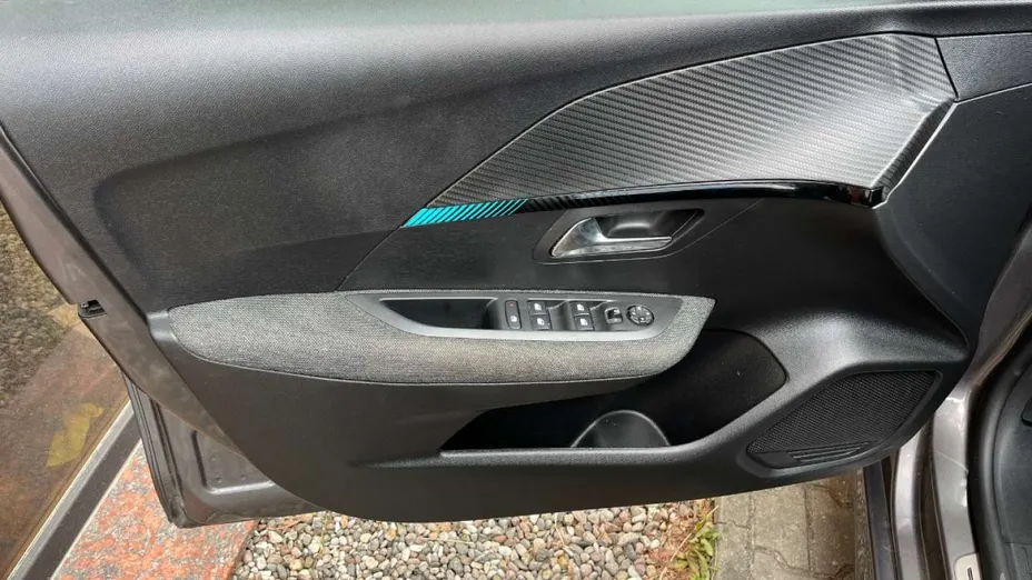PEUGEOT 208 -
