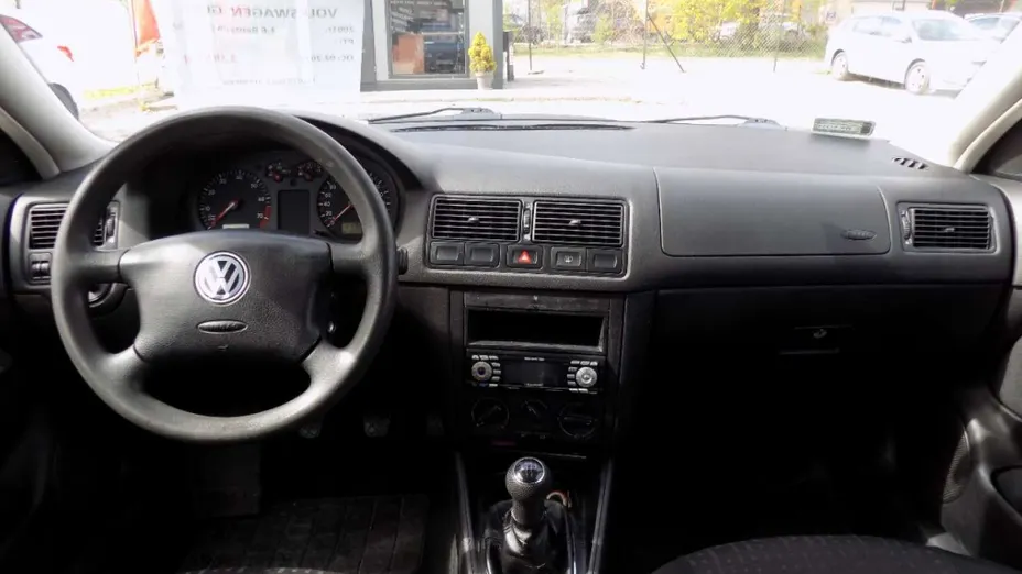 VOLKSWAGEN Golf -